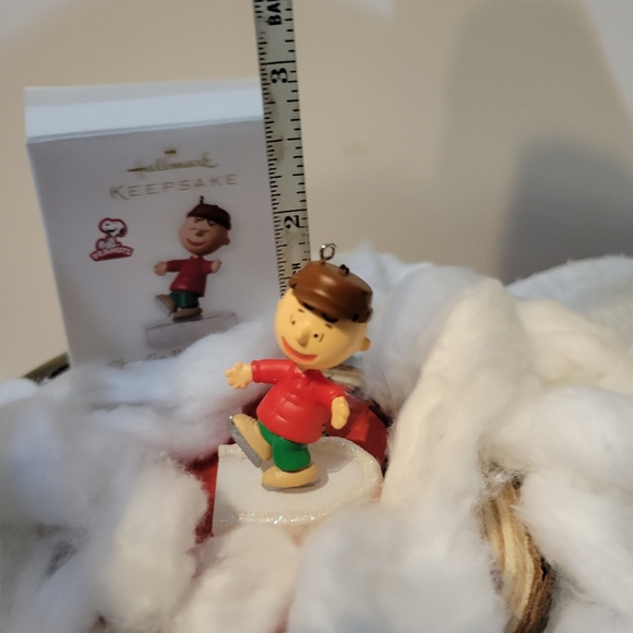 Hallmark Keepsake Charlie Brown on Ice  The Peanuts Gang - Picture 8 of 9